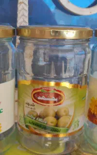 شیشه خالی ترشی و خیار شور و زیتون