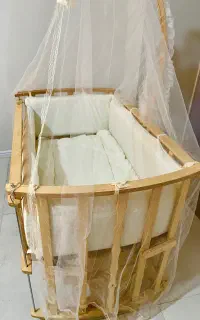تخت کنار مادر