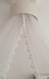 تاج و تور بالای تخت کودک و تشک