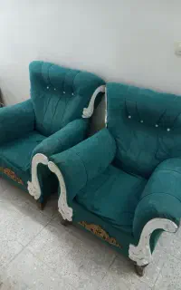دوتا مبل راحتی تک نفره به علت کمبود جا