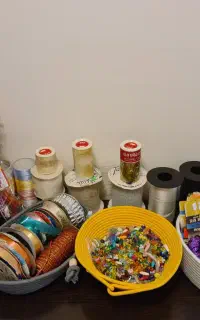 مقداری وسایل خیاطی و کادویی
