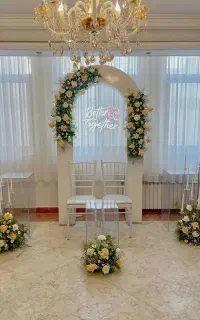 بادکنک‌آرایی و گل‌آرایی حرفه‌ای تولد و جشن‌ها