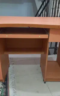 میز کامپیوتر در حد نو