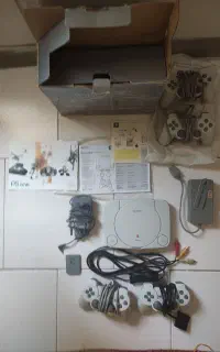 پلی استیشن ۱با۴دسته و۵۳بازی ومموری کارت وجعبه