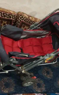 کالسکه قرمز رنگ