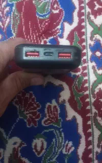 یک عدد پاور بانک سالم هم زمان دوتا گوشی شارژ میکنه
