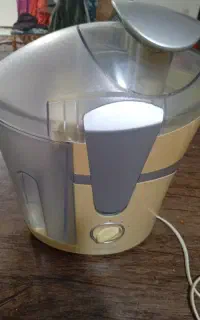 یه آبمیوه گیری کاملا نو بدو استفاده