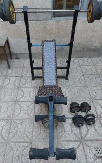 میز‌چند کاره بدنسازی و سنگ و دمبل و هالتر در منزل