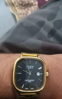 ساعت کاسیو رنگ ثابت و تسبیح کهربا کهنه و رنگ قرمز
