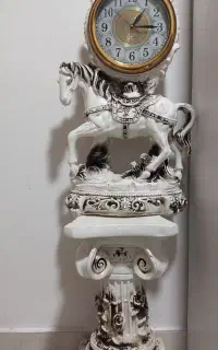 ساعت با پایه