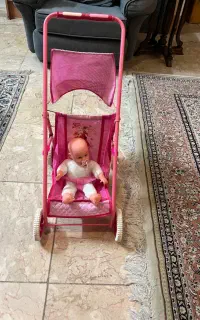 کالسکه وتعدادی عروسک