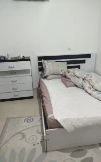 تخت خواب و دراور و آینه قدی