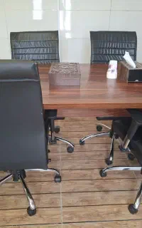 ۴عدد صندلی چرخ دار و میز کنفرانس