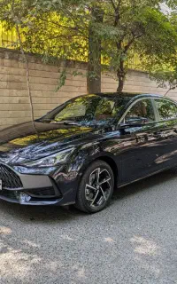 ام جی GT مشکی داخل قرمز، با سقف داخلی مشکی