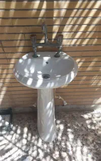 سنگ روشویی و شیر سرد و گرم