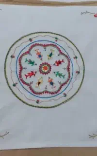 گلدوزی خوشگل یکی تابلو و یکی دیگ رو میزی ساده