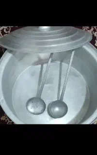 دیگ بزرگ با کفگیر و ملاق