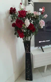 گلدان چوبی با گل و فرش