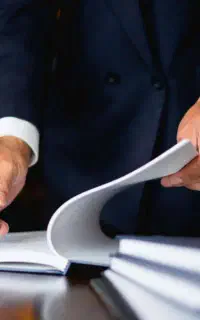 وکیل دادگستری (کارمند سابق دادگستری)