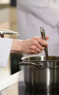 به یک کمک آشپز خانم (ترکمن)، نیازمندیم.