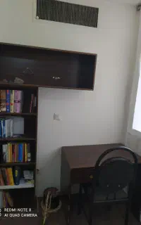 میز و صندلی و کتابخانه