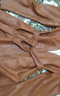 مانتو چرم قهوه ای(پوست ماری)