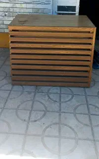 میز چوبی شیک نورپردازی شده
