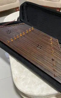 یک دستگاه سنتور ۹ خرک همراه با مضراب و آچر