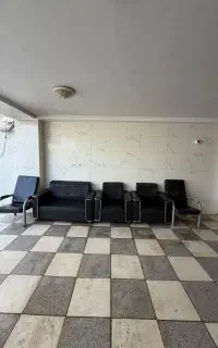 تعداد صندلی اداری و یک عدد میز