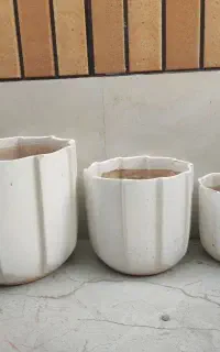تعدادی گلدان سفالی و سرامیکی و پلاستیکی
