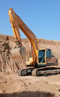 بیل مکانیکی زنجیری همراه پیکور کمپرسی و کمرشکن