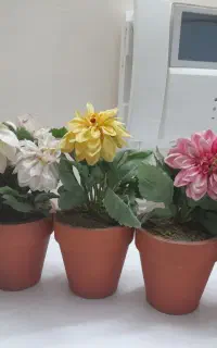 گلدان و گل مصنوعی بسیار زیبا