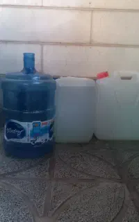 تعدادی بیست لیتری وبطری  شیشه چهار پنج لیتری