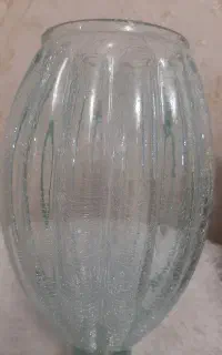 گلدان طرح شیشه شکسته و تلفن رومیزی
