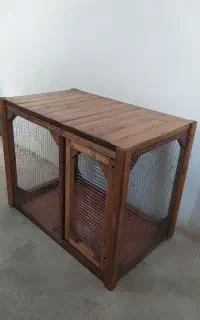 تعدادی قفس چوبی پرنده