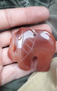 تو گردنی عقیق