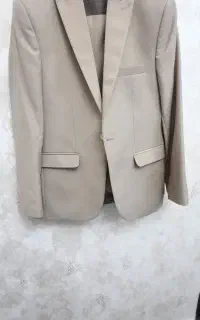 کت شلوار به رنگ کرم