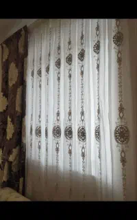 کنار پرده ای مخمل