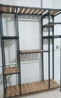 دکوری مغازه لباس چوب و فلز رگال