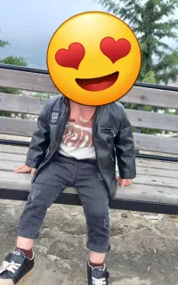 کت چرم و شلوار جین در حد نو