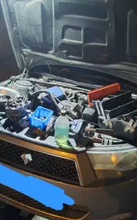 مکانیکی باطری‌سازی در محل شارژ گاز کولر