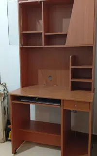 میزکامپیوتروکتابخانه