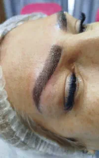 مدل برای شیدنیگ لب و خط چشم و ابرو