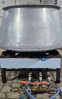 سه شعله بزرگ به همراه دیگ روی