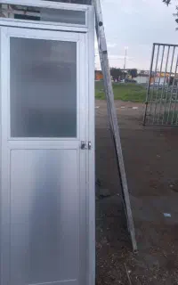 در حمام و سروس بهداشتی