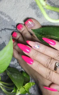 کاشت ناخن، اصلاح و ابرو، کاشت مژه
