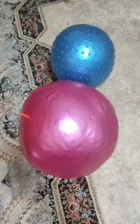 دو عدد توپ ورزشی