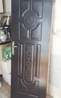 درب با قفل و دستگیره