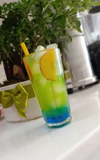 همکار خانم در کافی شاپ