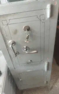 گاوصندوق بیسار محکم و تمیز